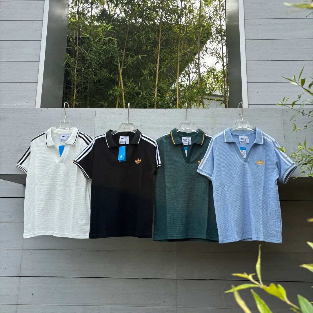 🈴𝟰 Color collection. Chip version 𝟬𝟱𝟰𝟰𝟳# Exclusive real shot/difference between various stolen pictures and online version on the market [𝗔𝗱𝗶𝗱𝗮𝘀Adidas clover chest embroidery for men and women Same Style𝗩 collar short sleeves] ✅Full set of 1:1 customized accessories ➕Customized three-label ➕𝗬𝘂𝗮𝗻 version hang tag ➕𝗹𝗼𝗴𝗼 packaging bag🔥 ➕Scan the tag to enter the official website. ✅Top Original version, ins Xiaohongshu Dewu Kuaishou and many bloggers wear it. ✅Adidas is a rare V-neck with no buttons, personalized setting and generous temperament, showing the elegance at a glance. ✅Three standards are customized with 270g waffle original Authentic custom-made imported fabrics for the watch, and the overall tailoring adopts three-dimensional structure tailoring! Ergonomically designed, more flexible when wearing! The cut is streamlined and streamlined, allowing you to move flexibly with your body! Integrates functionality, beauty and durability! Suitable for business, travel, leisure and many other occasions! ⭕The high version of the best products🐮is different from the junk products in the market🗯️The same picture but different prices means different versions. ❌Don’t be fooled by the same copywriters and pirated pictures from outside that mix and distribute high-luxury pictures at low prices. After comparing the quality, you will know where the gap is. Don’t lie. I don’t guarantee that my products are the cheapest, but I definitely guarantee that they are worth every penny of your hard-earned money! ‼ ️We don’t slash prices or lower prices, we supply products with heart and only make high-end versions!!! Breasts Jimei must see the details of my home clearly, the pictures of my home are all taken by the owner himself❤️ Color: White Black Green Light Blue Size S-XXL